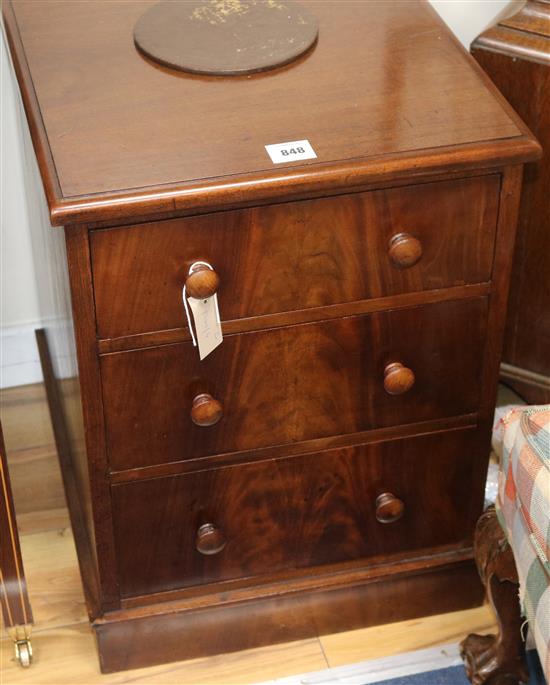 A pair of bedside chests, H.63cm